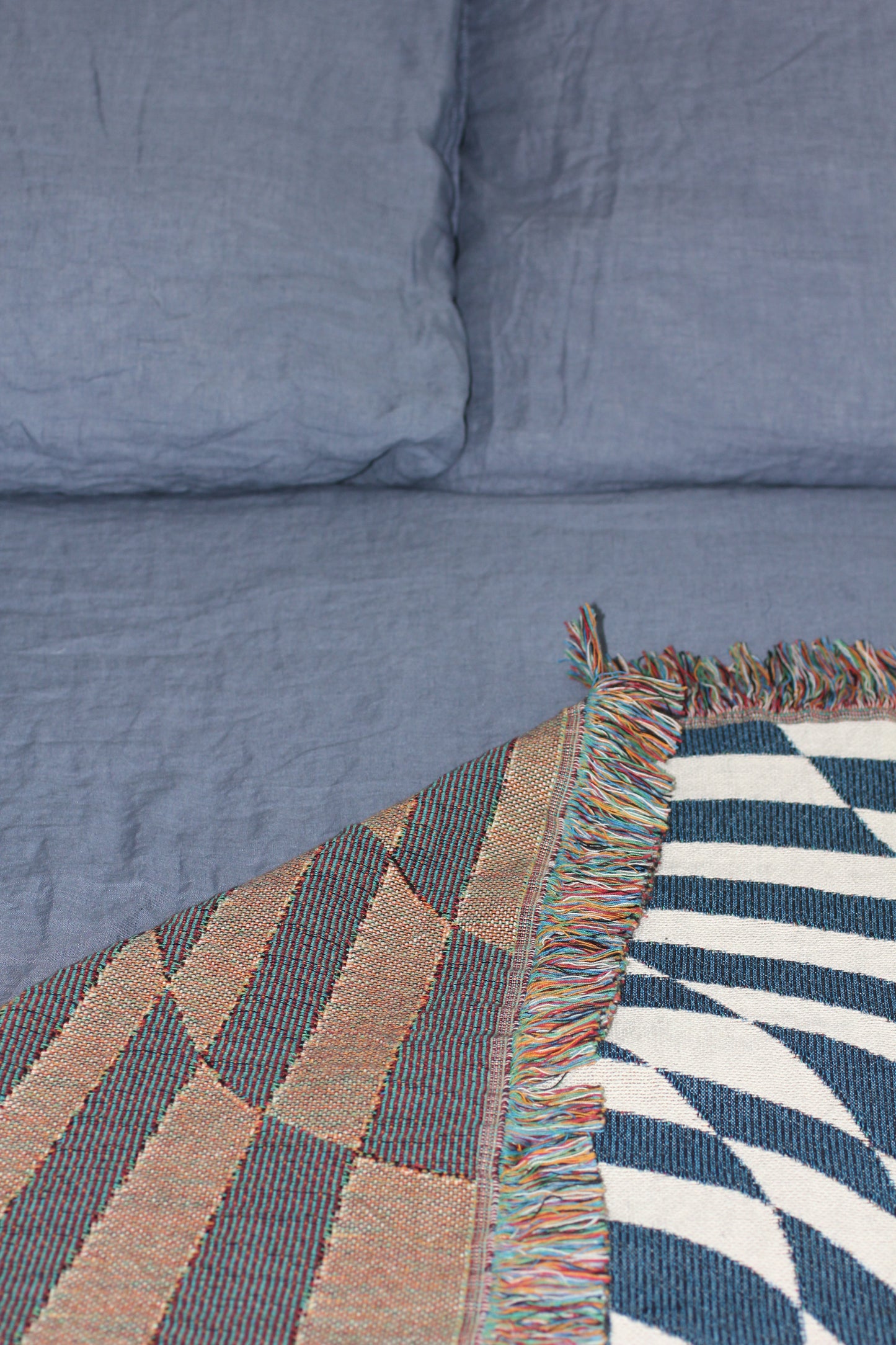 グルーヴィーなグリッド織りのスローブランケット